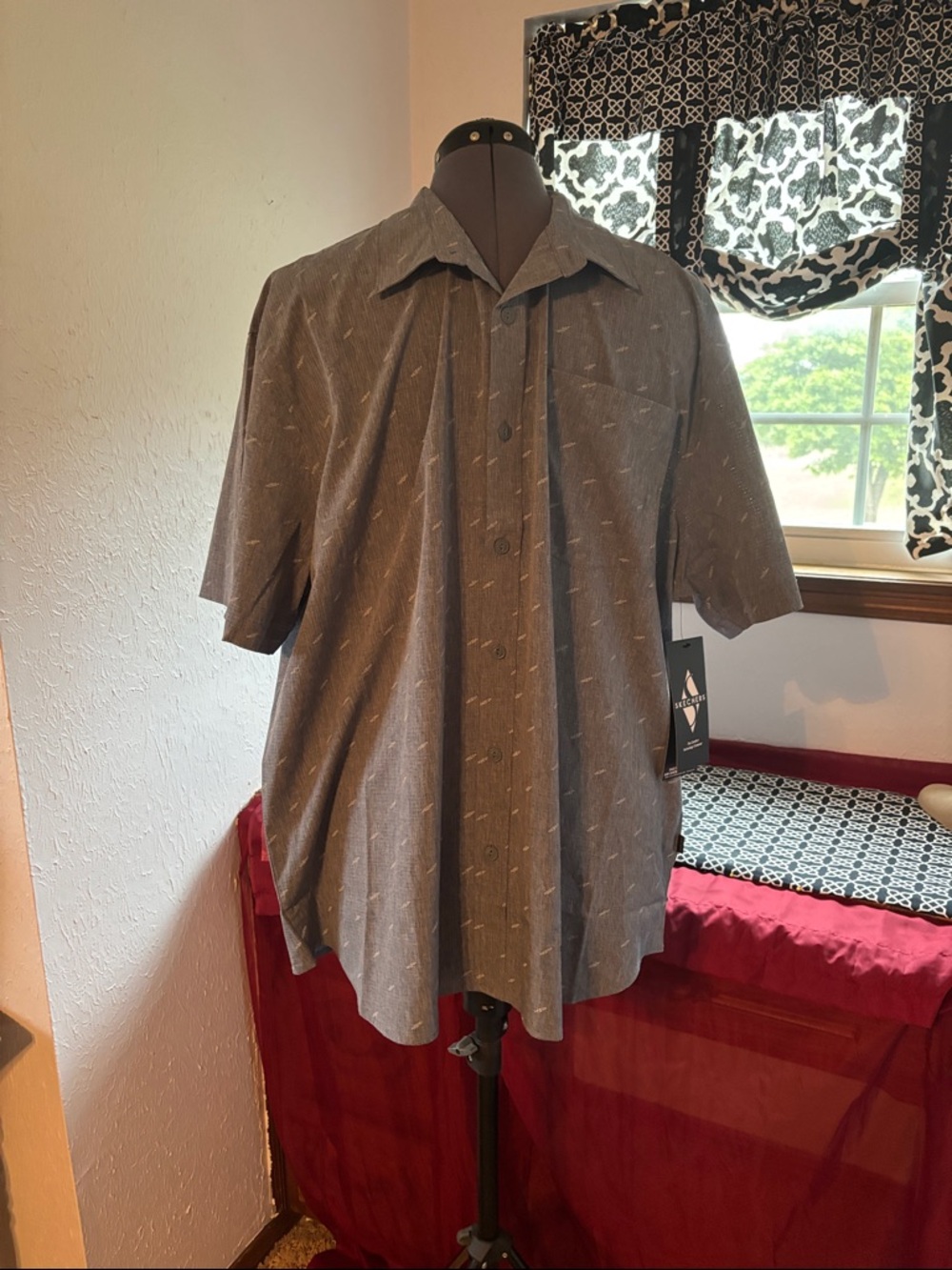 Skechers Men's Short-Sleeve Button-Down Shirt in Charcoal with Subtle Pattern